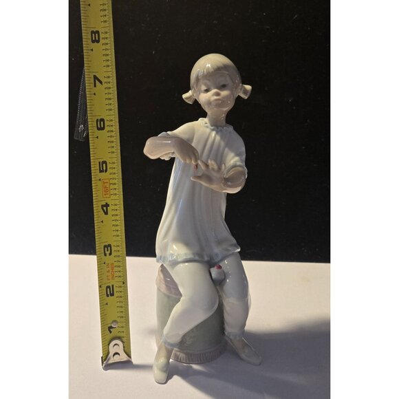 Lladro Porcelain Girl Manicuring Nails 1082 Mint Condition, no box - Picture 7 of 7